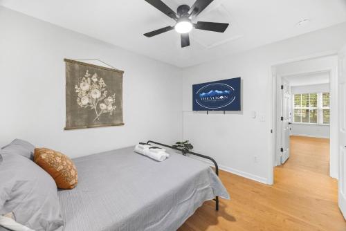 a bedroom with a bed and a ceiling fan at MiniGolf, HotTub, FirePit, PetFriendly, Sleeps 8 in Greenville