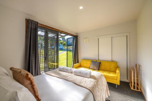 เตียงในห้องที่ Harvest Cottage Onetangi