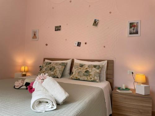 a bedroom with a bed with a pink wall at Il Tramonto in Altino