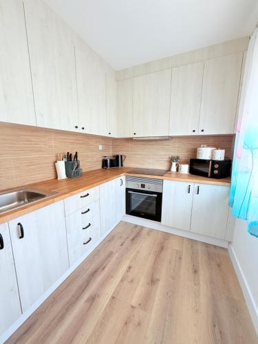 Dapur atau dapur kecil di Moradia Surf 4 Quartos com escada e Jardim