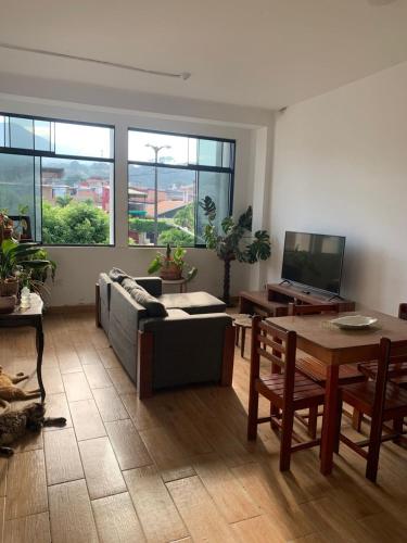 Μια τηλεόραση ή/και κέντρο ψυχαγωγίας στο Apartment in Plaza de La Banda de Shilcayo
