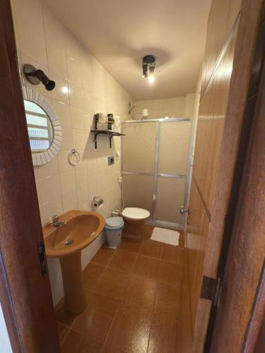 ein Badezimmer mit Dusche, Waschbecken und Toilette in der Unterkunft APT PERÓ Livio Viviani in Cabo Frio