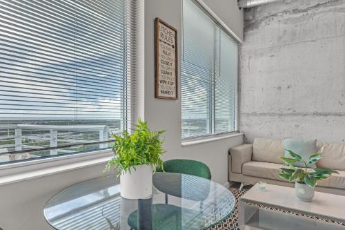 Χώρος καθιστικού στο Modern Unit in the Heart of Downtown St Pete