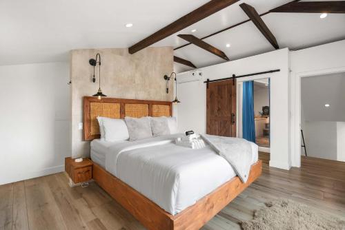 Ένα ή περισσότερα κρεβάτια σε δωμάτιο στο New Listing Palisades Villa by Colby & Conrad