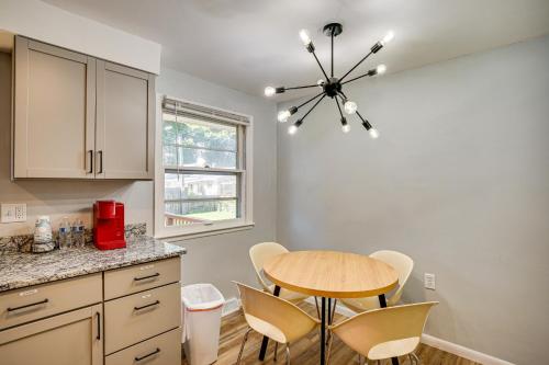 Η κουζίνα ή μικρή κουζίνα στο Large Backyard, Walk to Hospital Sheboygan Abode!