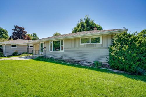 Κήπος έξω από το Large Backyard, Walk to Hospital Sheboygan Abode!
