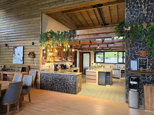 Nhà bếp/bếp nhỏ tại Mansion en Granja Orgánica Piscina Climatizada
