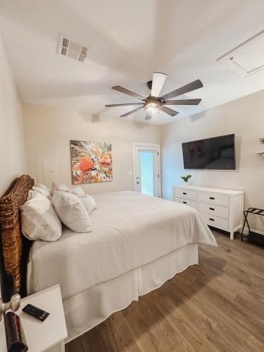 a bedroom with a bed and a ceiling fan at Chic Townhome near LA Tech in Ruston