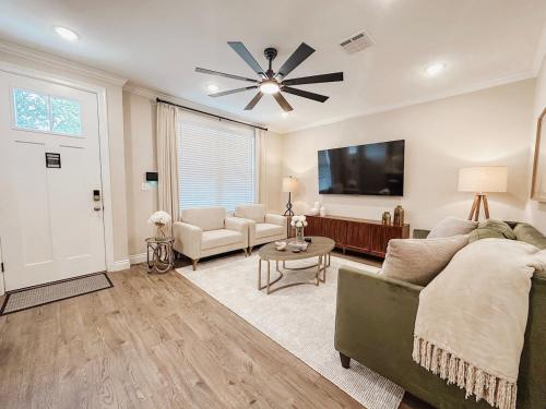 TV a/nebo společenská místnost v ubytování Chic Townhome near LA Tech