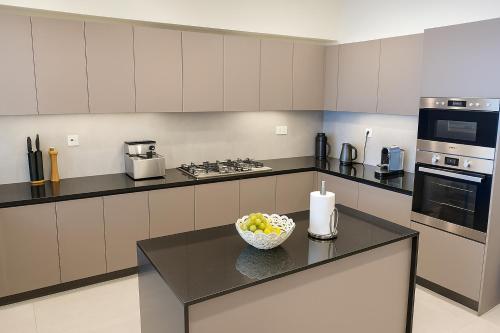 Kuchyň nebo kuchyňský kout v ubytování Luxury 3BR Apt Near Ngor Beach Balcony & Wi-Fi