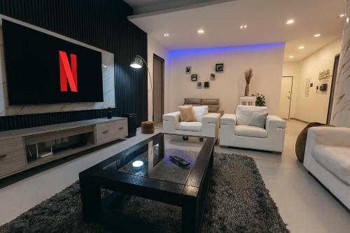 TV a/nebo společenská místnost v ubytování Luxury 3BR Apt Near Ngor Beach Balcony & Wi-Fi