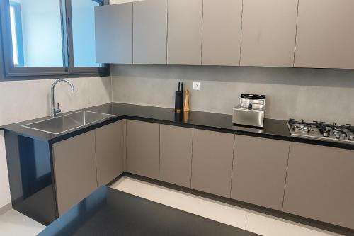 Kuchyň nebo kuchyňský kout v ubytování Luxury 3BR Apt Near Ngor Beach Balcony & Wi-Fi