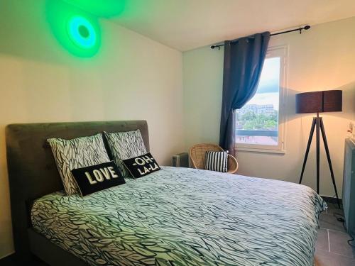 Кровать или кровати в номере Appart 2 chambres Cergy, dernier étage ascenseur