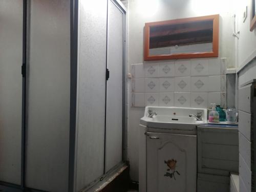 a small bathroom with a sink and a mirror at Cabaña la Estancia en la Isla in Isla Negra