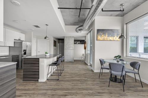 a kitchen and dining room with a table and chairs at Tropicana Stadium 2 Bed In DWTWN With Free Parking in St. Petersburg