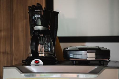 a black blender sitting on top of a kitchen counter at Cómodo loft en centro de zona 4 in Guatemala