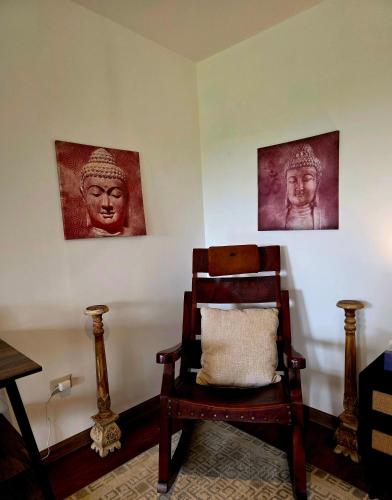 Area soggiorno di mountain cabin with private waterfall and river