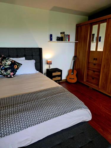 Letto o letti in una camera di mountain cabin with private waterfall and river