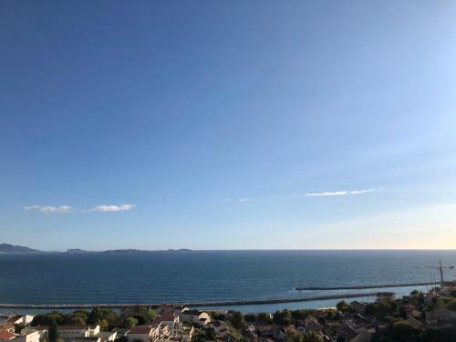Superbe terrasse avec vue panoramique sur la mer