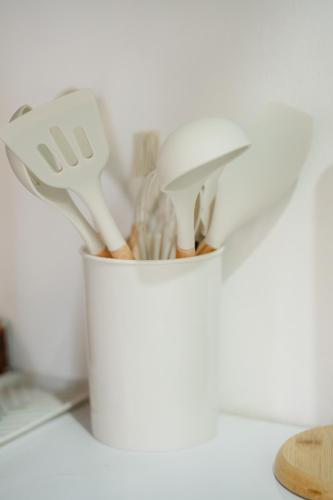 a cup filled with utensils on a counter at Cómodo loft en centro de zona 4 in Guatemala
