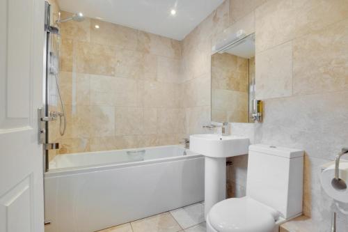 Un baño con inodoro, lavabo y bañera. en Old Farm, en Warenford