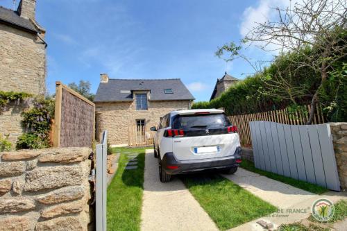 a car parked in front of a house at La maison de victorine in Dinan