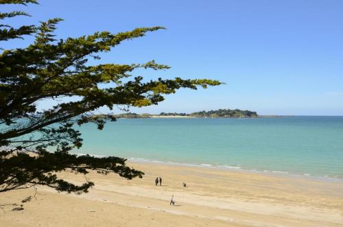 a group of people walking on the beach at La maison de victorine in Dinan