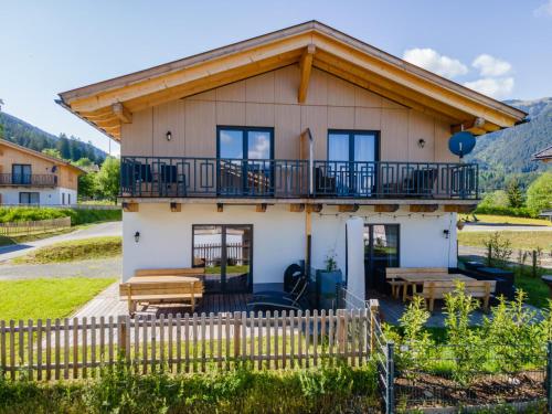 a house with a balcony and a deck at Obermöschach 7A in Obermöschach