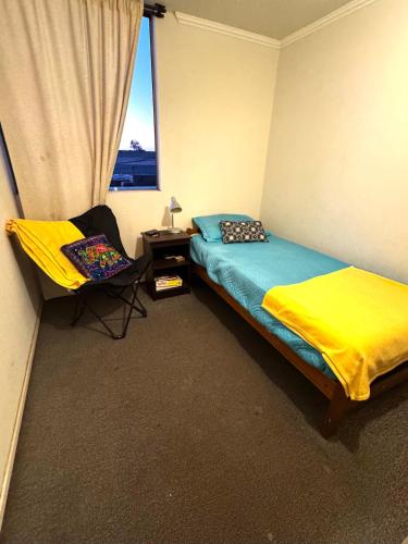 Giường trong phòng chung tại Pieza cama single, departamento