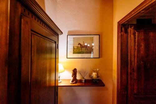 a hallway with a cabinet and a lamp on a shelf at Bio Agriturismo Il Melograno di Banditella Ristorante in Alberese