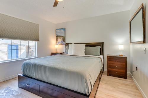 Un dormitorio con una cama grande y una ventana. en 11 Mi to Beach Quiet Gulf Breeze Gem Near Dtwn, en Gulf Breeze
