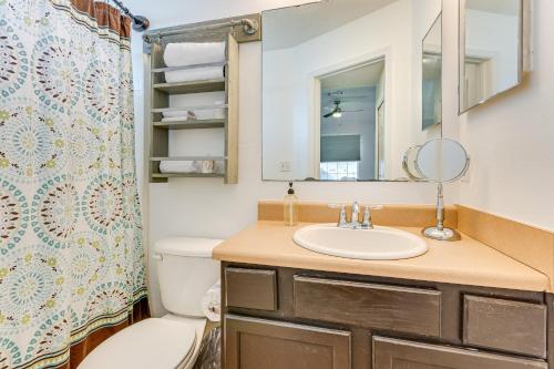 Un baño con lavabo, inodoro y espejo. en 11 Mi to Beach Quiet Gulf Breeze Gem Near Dtwn, en Gulf Breeze