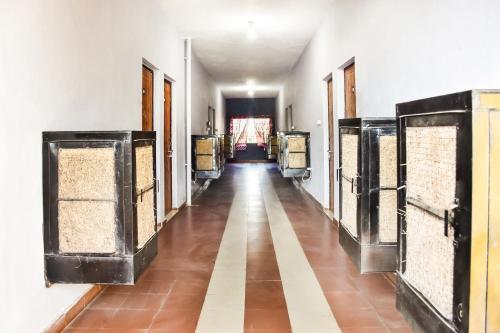 JāmulSPOT ON City Tower Inn的建筑物内一排敞开着门的隔间走廊