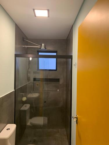 a bathroom with a shower with a toilet and a sink at Hostel GomaPass Guarulhos Aeroporto in Guarulhos