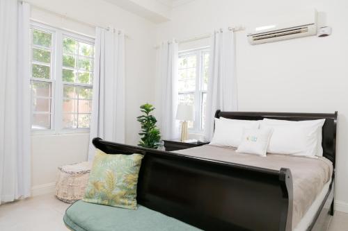 キングストンにあるChoose To Be Happy at The Westbury - Two Bedroom Apartmentのベッドルーム1室(ベッド1台、椅子、窓付)