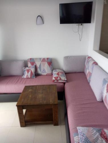 Una sala de estar con un sofá y una mesa de café. en Apparemment 1, en M'diq