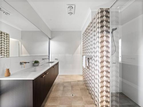 un bagno con lavandino e doccia di Bickley's Place - A Luxury Retreat on the Golf Green a Dunsborough