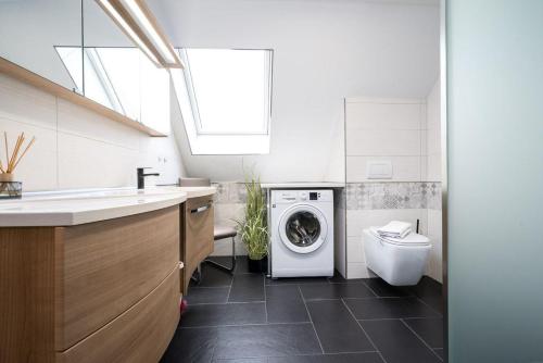 a bathroom with a washing machine and a toilet at Ferienhaus-Nationalparkidylle in Rechlin