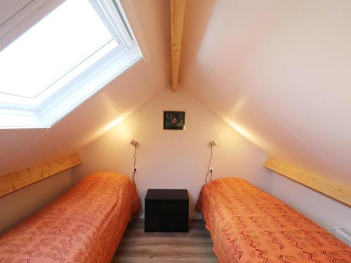 Ένα ή περισσότερα κρεβάτια σε δωμάτιο στο Chalet in Friesland with terrace