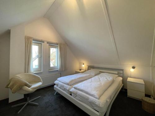 Ένα ή περισσότερα κρεβάτια σε δωμάτιο στο Chalet in Friesland near Large Lakes
