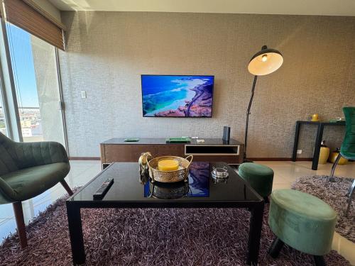 TV a/nebo společenská místnost v ubytování Family Apartment WiFi Large Pool Comfortable Central