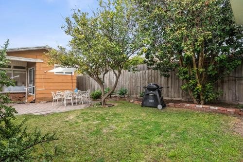 a yard with a trash can next to a fence at Mrs Issy in Queenscliff