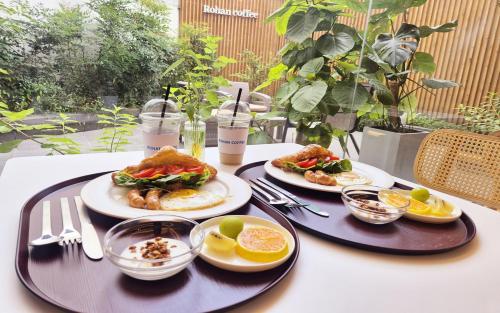 Una mesa con tres platos de comida encima. en Shire Heritage hotel, en Busan