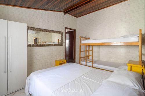 una camera con un letto e un letto a castello di Linda casa a 230m da praia de Bombas RGV115 a Bombas