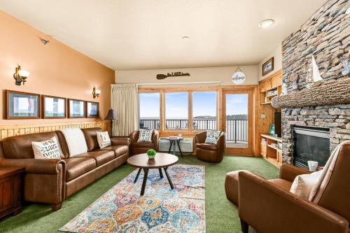 Ruang duduk di Amazing Lake View King Suite, Kitchen & Pools