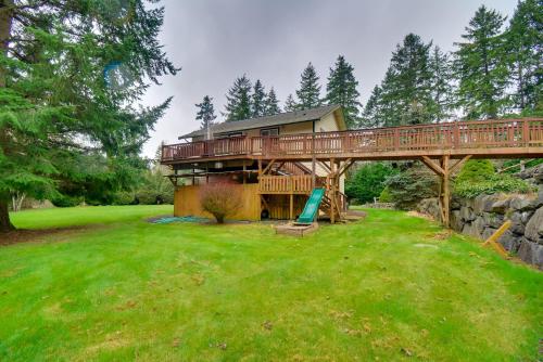 Zahrada ubytování Central 4-Acre Cottage with Deck Walk to Bay!