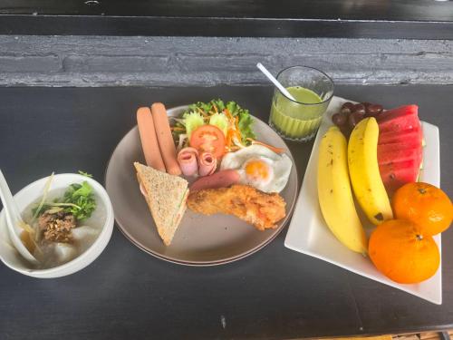 Chaba4 في Ban Nong Bua Noi: طبق طعام يحتوي على البيض والخضروات والفواكه