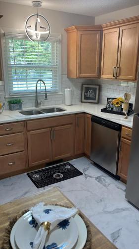 Una cocina o zona de cocina en Peaceful Escape