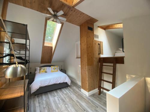 グレイブンハーストにあるCharcoal Tree Houseのベッドルーム1室(ベッド1台付)、二段ベッド1組が備わります。