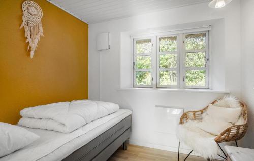 Beautiful Home In Juelsminde With Saunaにあるベッド